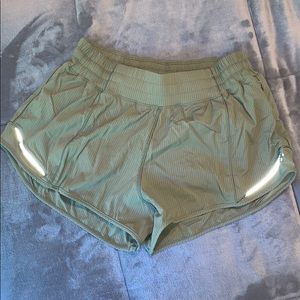 Lululemon Hotty Hot Short II (2.5)